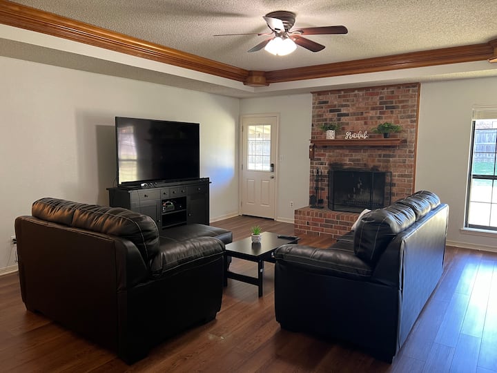 Cozy 3 Bedroom Home With Indoor Fireplace - Texarkana, TX
