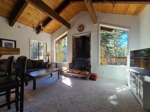 Modern Cabin with Views, Hiking, Skiing