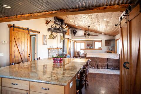 Beautiful Rustic Retreat 3BR home on ZEBRA ranch!