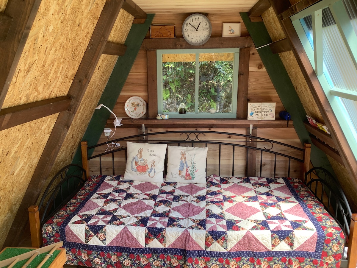 Dentro de la casa de campo.Por lo general, hay una cama.El otro está ensamblado.