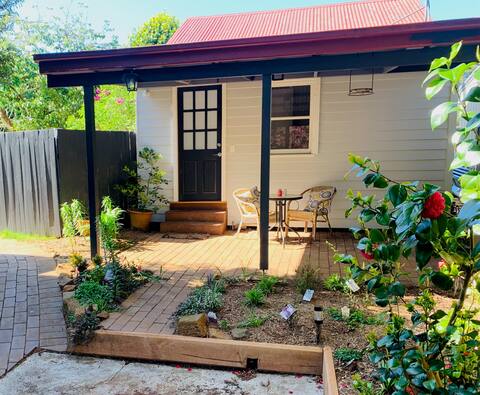 Charming studio garden cottage in Robertson