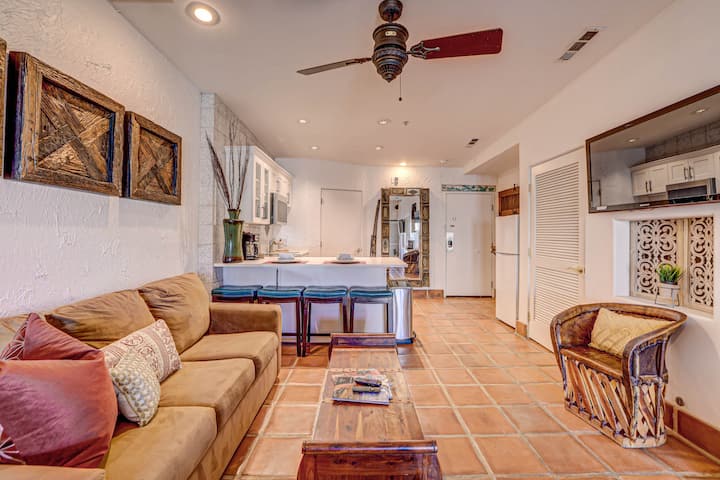 这个宽敞的起居区让您放松身心，配有舒适的沙发床，可供额外的房客使用，还有一台大型智能电视，可供电影之夜使用。