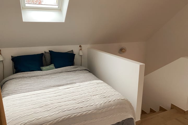 Етаж: Спалня с двойно легло queen size