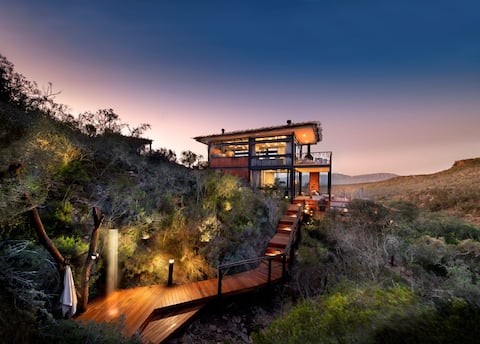 Breathtaking Romantic Treehouse with Hot Tub