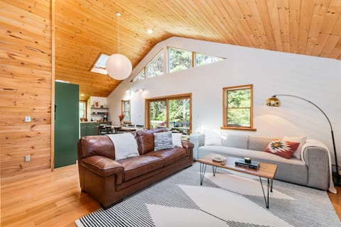 Cozy Pet-Friendly Cabin w/GameRoom and FirePit!