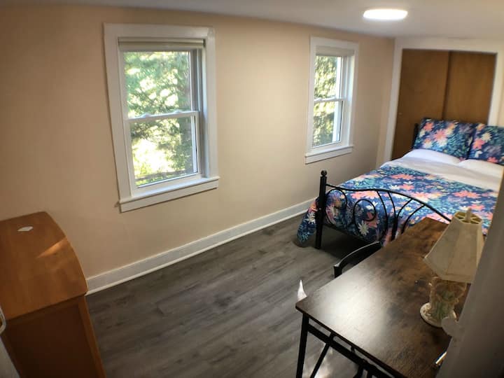 Dormitorio 3. Cama de tamaño completo, escritorio de computadora y cómoda con espejo.