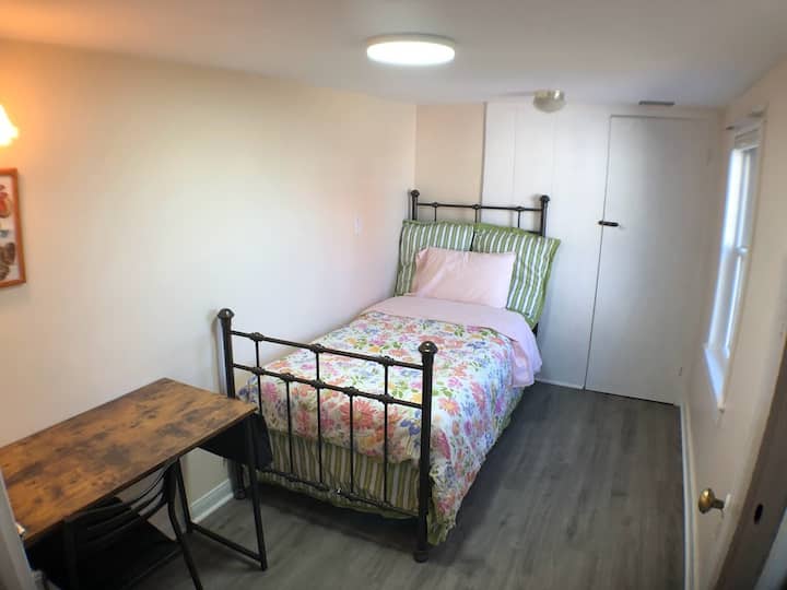 Dormitorio 4.  Cama individual y un escritorio. Estante de almacenamiento adicional en el armario.