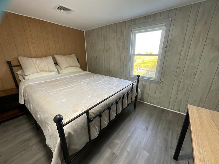 Dormitorio 2. Cama tamaño queen, armario grande, escritorio de computadora.  