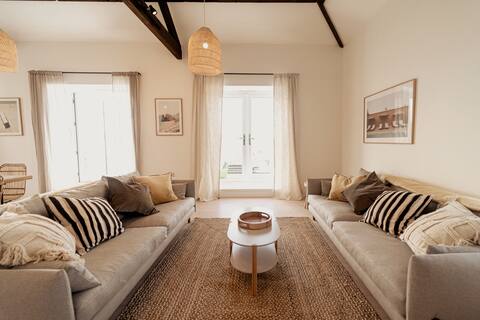 Top performing Airbnb: Seawings | 270° Ocean Panorama & Private Balcony in Wembury
