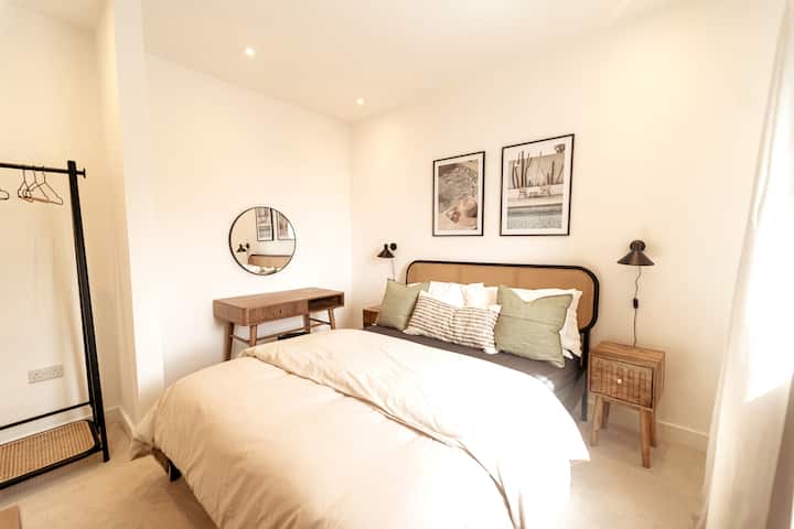 This master suite has everything you need for that perfect getaway. A big double bed to dream away in, a dressing room table to get yourself ready for a night out, super soft carpets underneath your feet and plenty of space to hang your clothes.