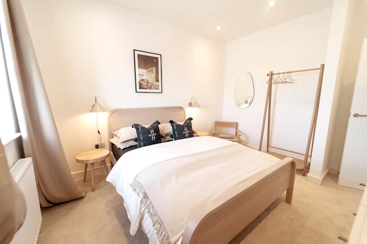 This isn't the Ritz but it's not far off. A beautiful ambient second bedroom to get your head down for the night, plenty of space to hang your new outfit and a luscious soft carpet to place your feet on first thing in the morning.