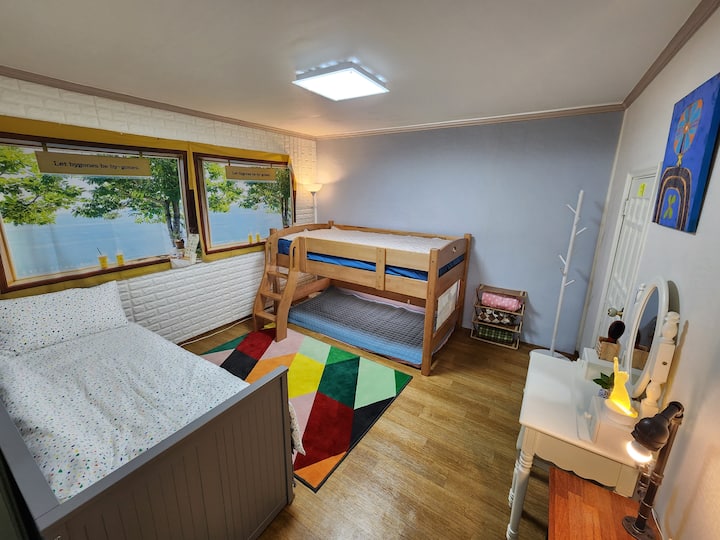 Hiki ndicho chumba kikuu. Kuna kitanda cha bunker kwenye ghorofa ya pili, kwa hivyo watoto wanakipenda.