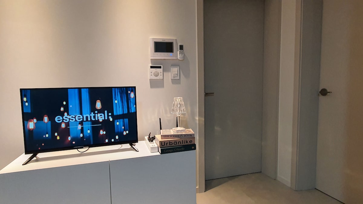 Dvije spavaće sobe odvojene su vratima s bravom.