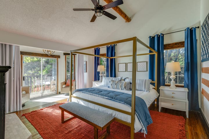 Hlavná spálňa „Červená, biela a vy“ s vlastnou kúpeľňou a terasou na druhom poschodí.