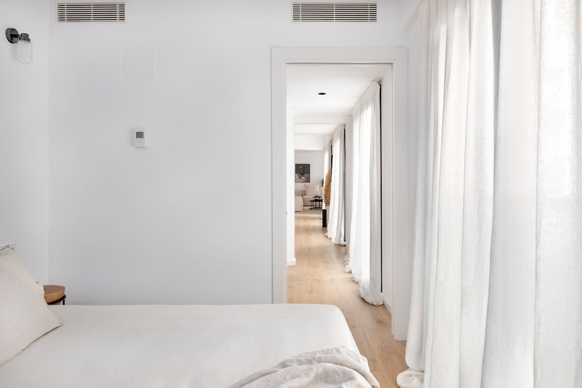 Vrata spavaće sobe s otvorenim pogledom na cijeli stan