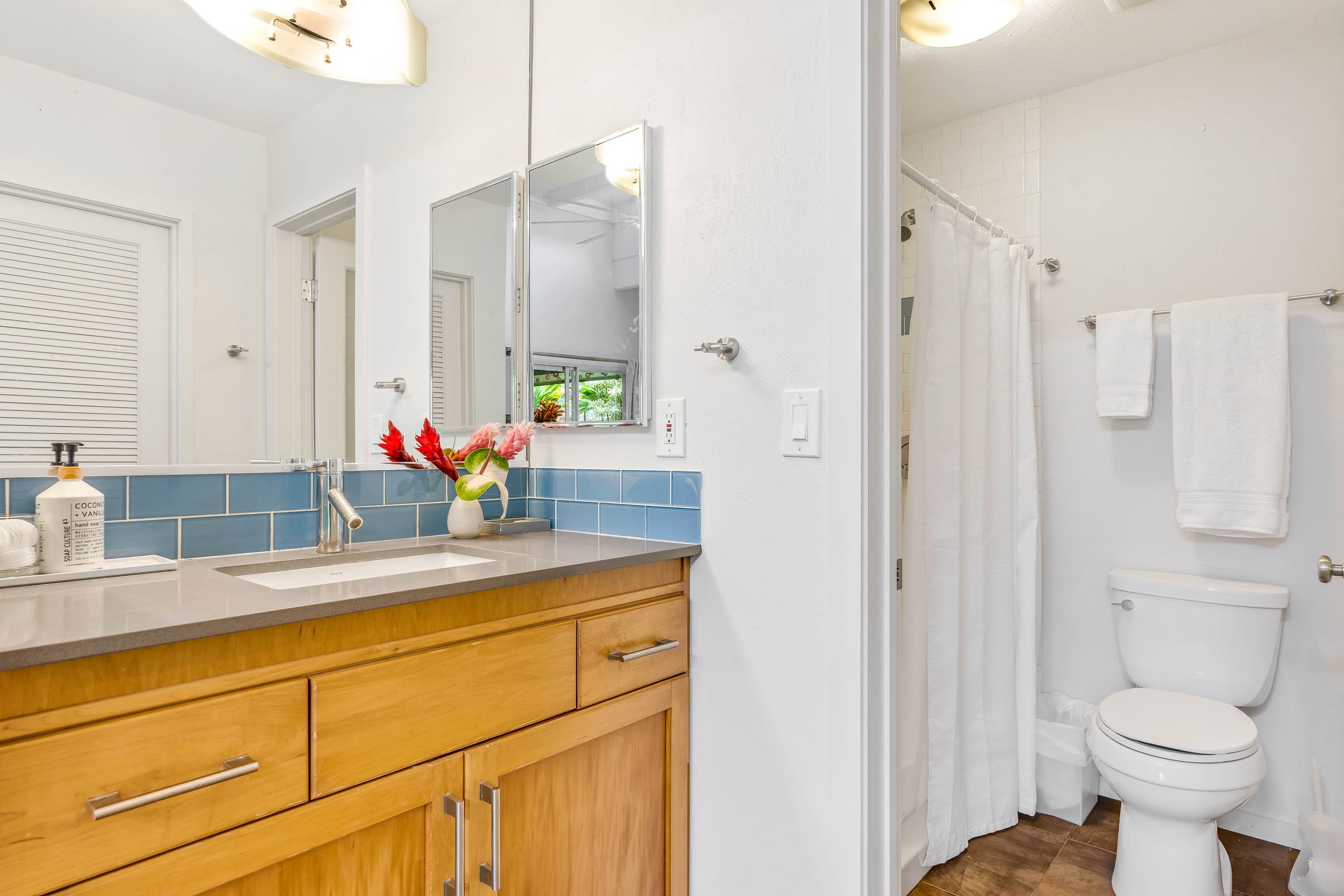Airy, designer 2 BR w/ 2 lanais close to beaches - Photo 14