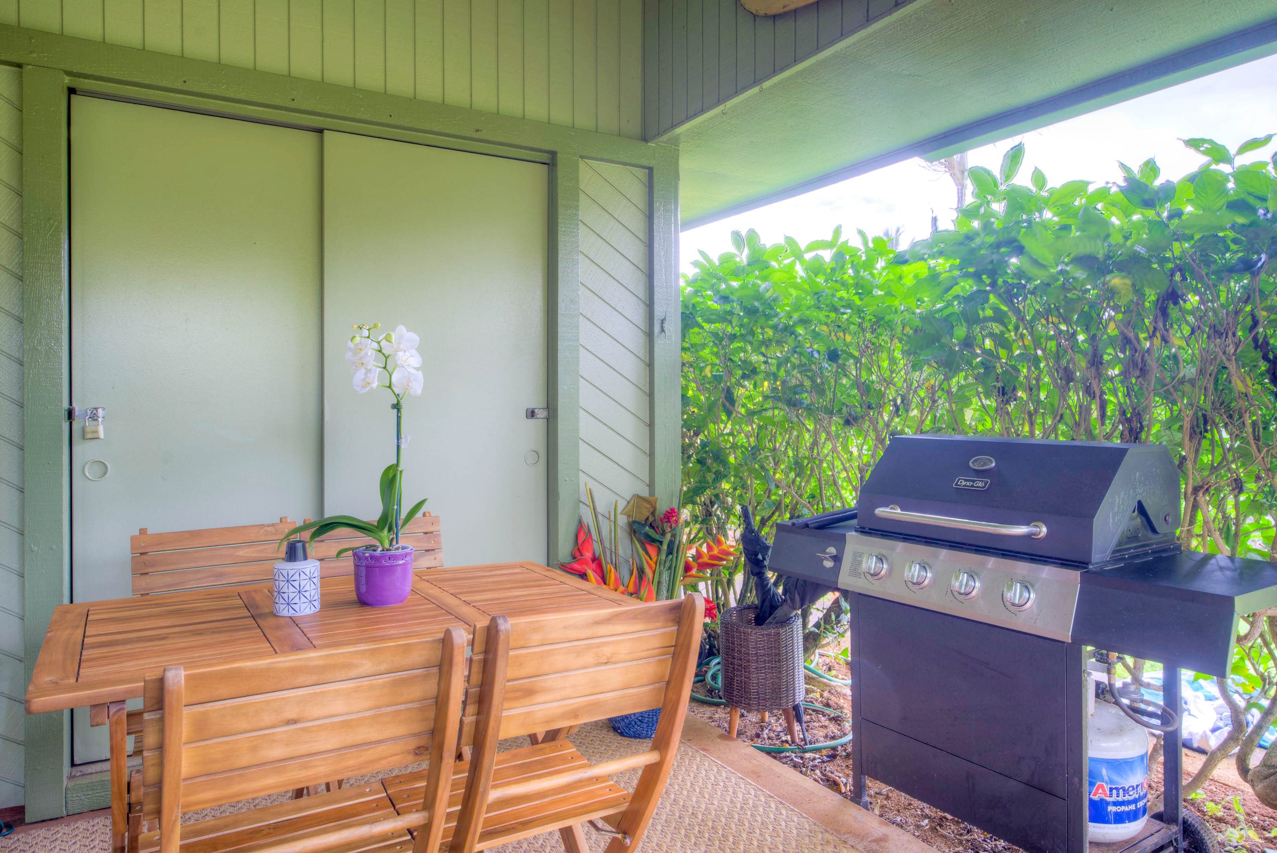Airy, designer 2 BR w/ 2 lanais close to beaches - Photo 20