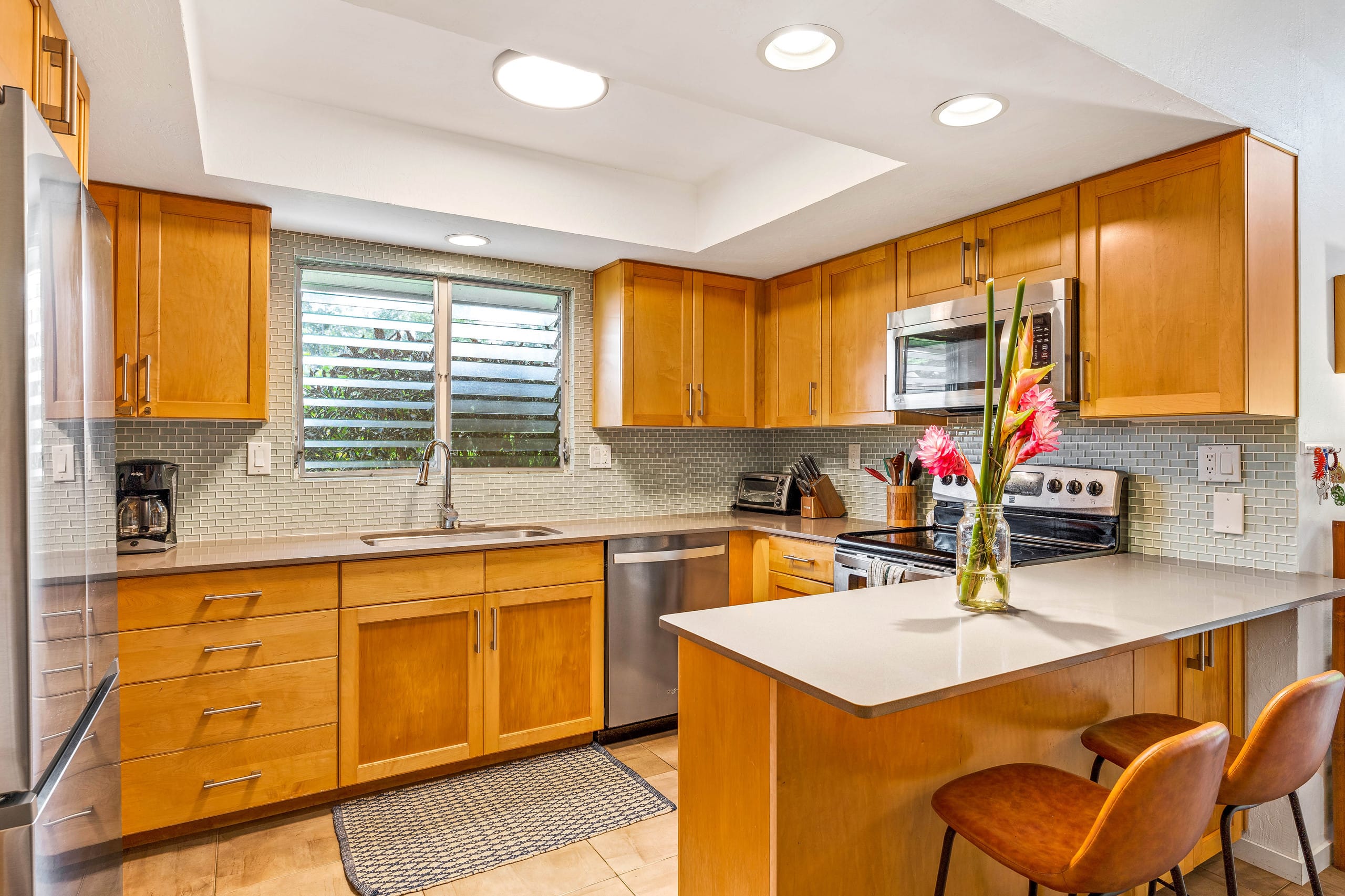 Airy, designer 2 BR w/ 2 lanais close to beaches - Photo 5