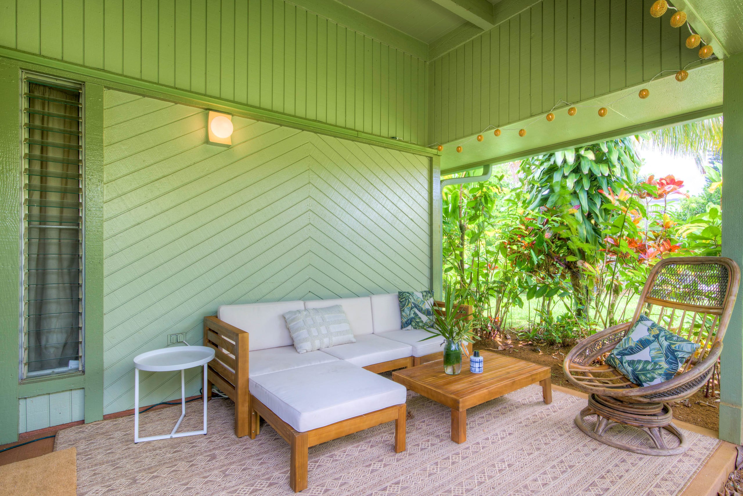 Airy, designer 2 BR w/ 2 lanais close to beaches - Photo 16