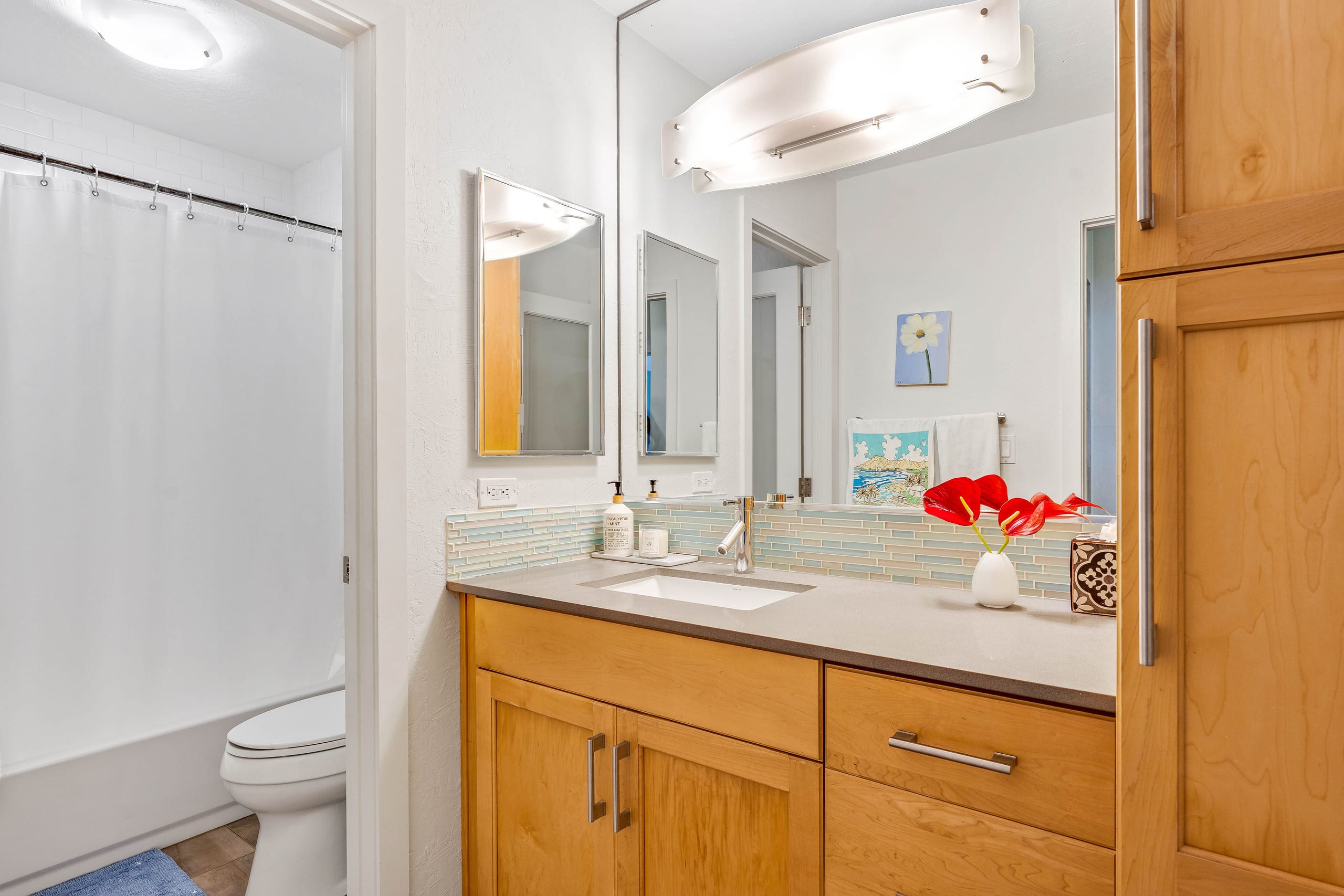 Airy, designer 2 BR w/ 2 lanais close to beaches - Photo 15