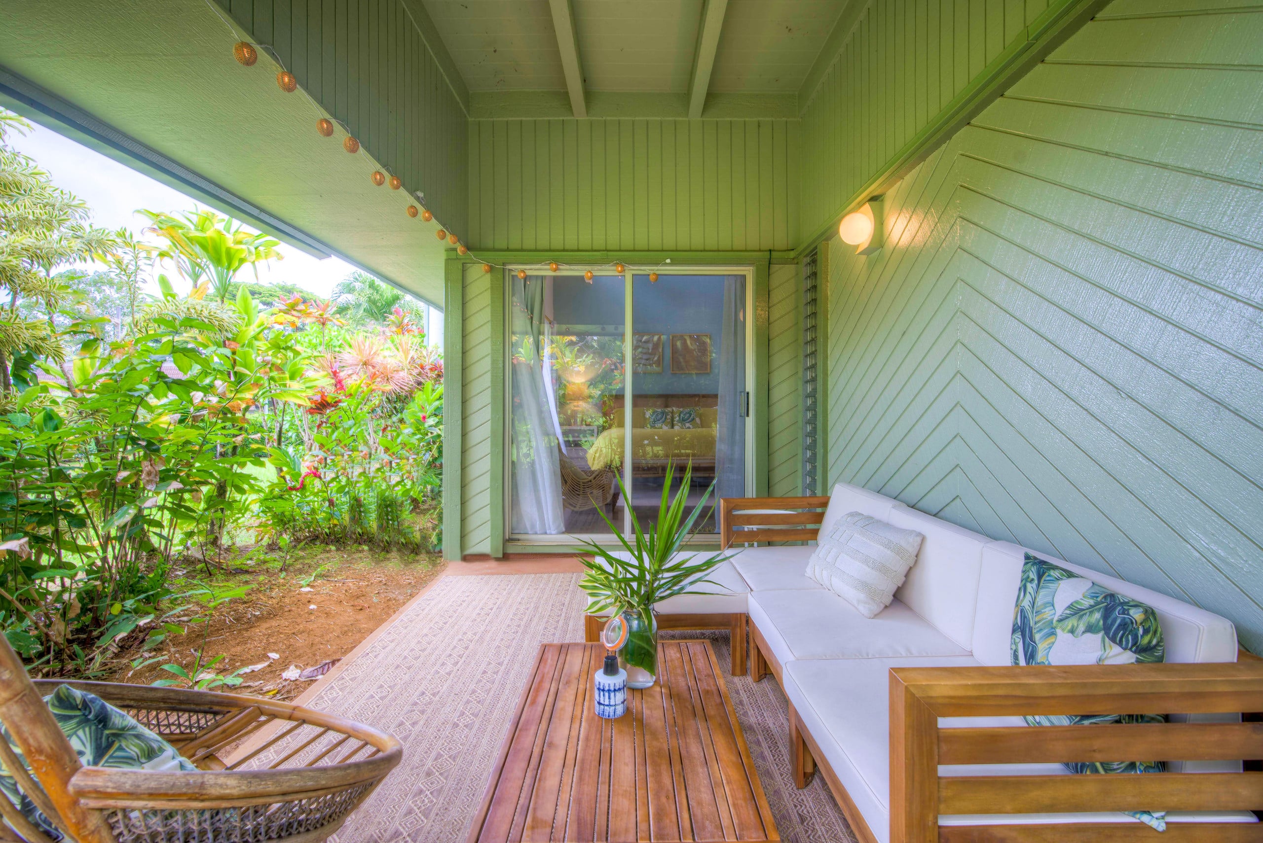 Airy, designer 2 BR w/ 2 lanais close to beaches - Photo 17