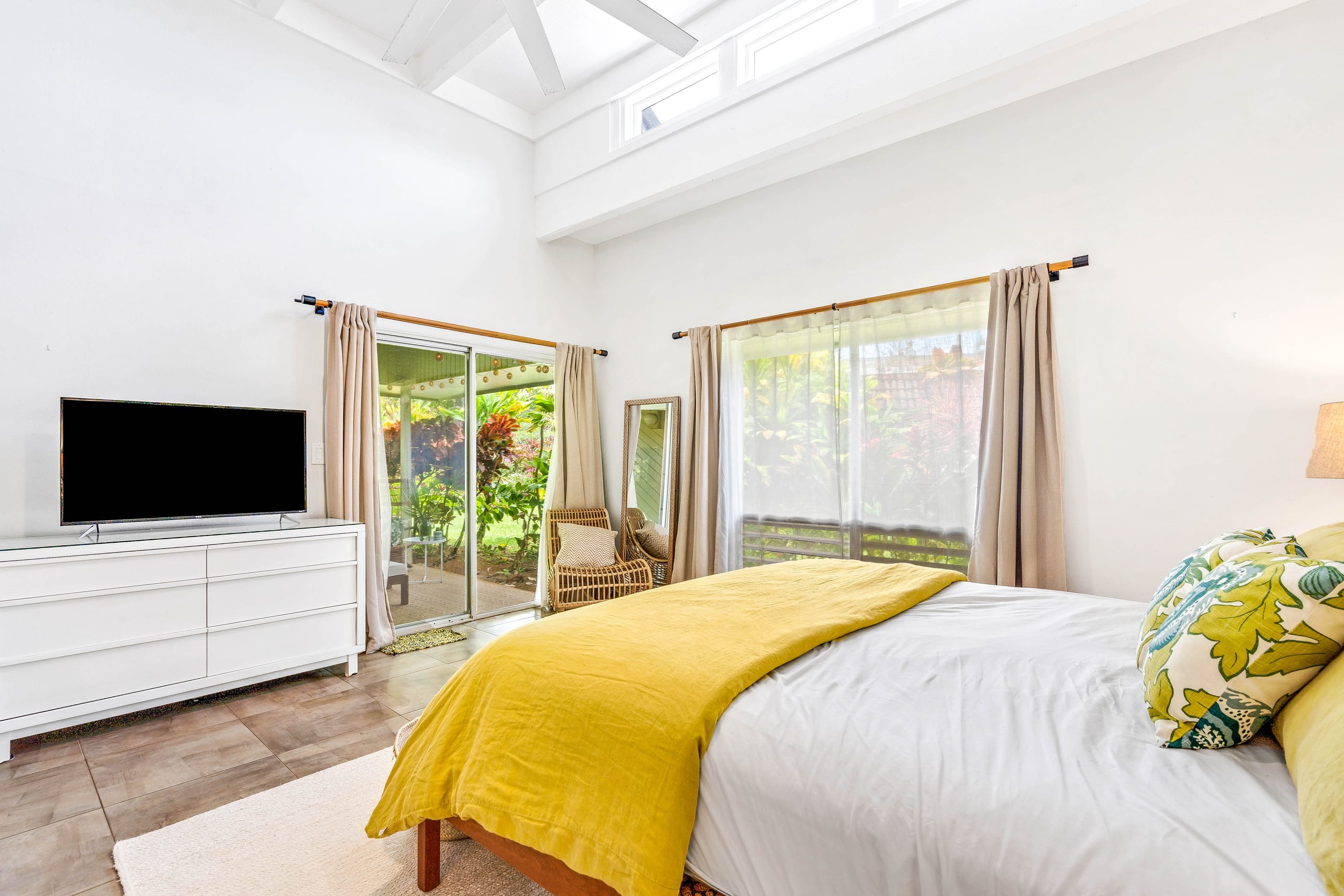 Airy, designer 2 BR w/ 2 lanais close to beaches - Photo 10
