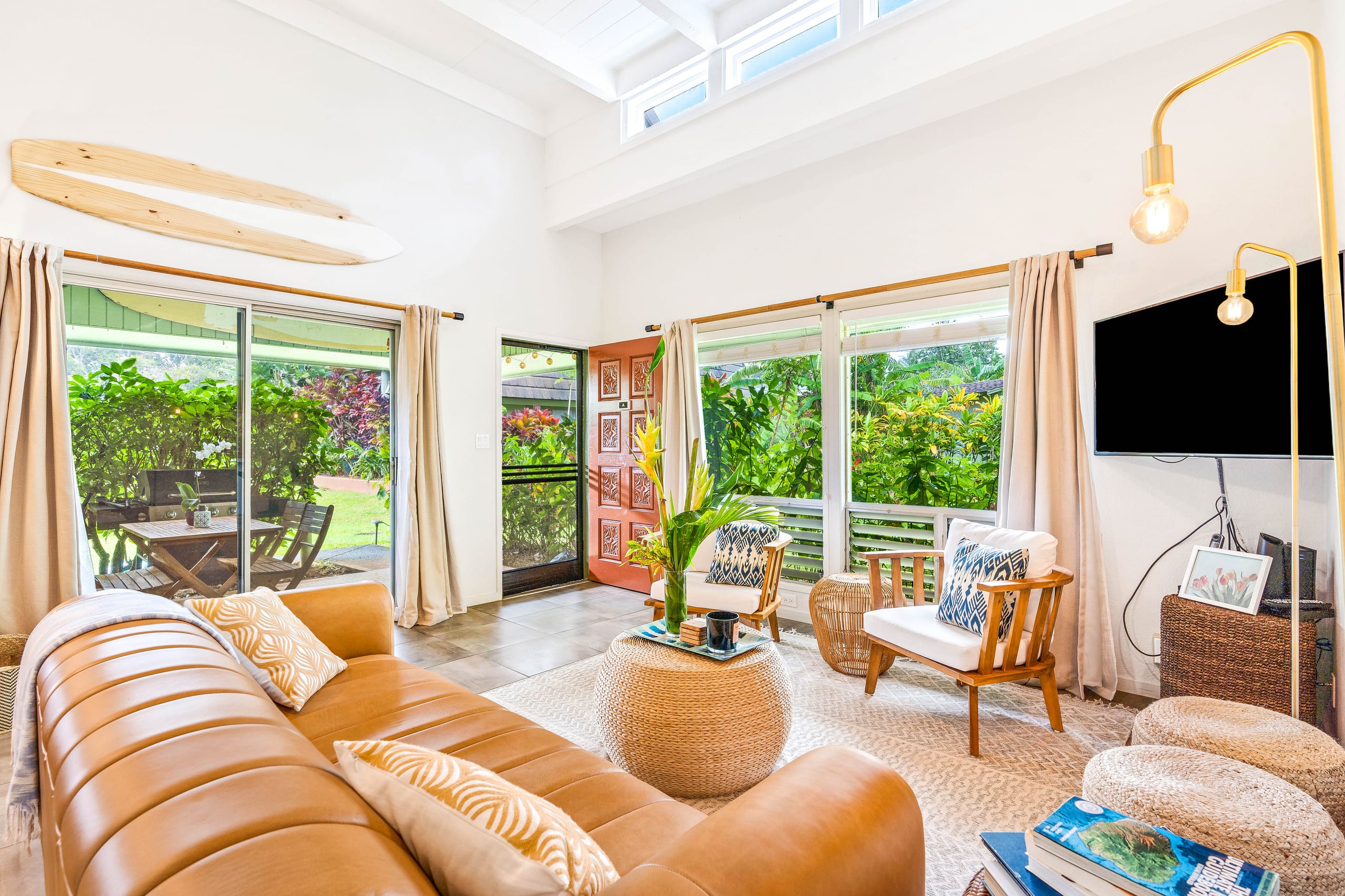 Airy, designer 2 BR w/ 2 lanais close to beaches - Photo 4