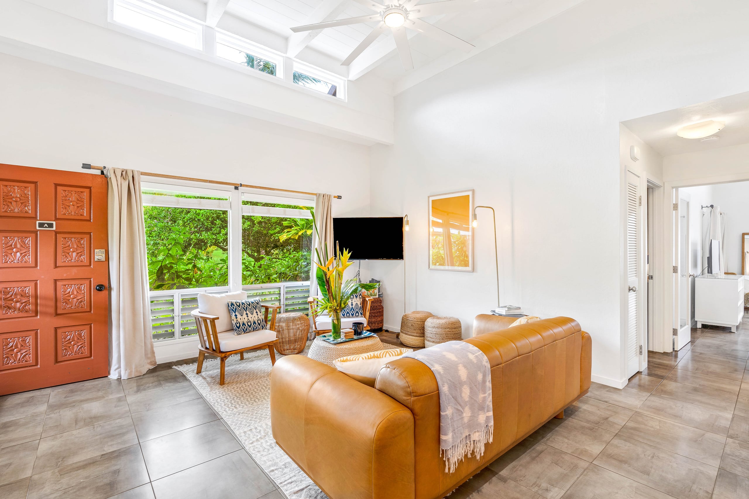 Airy, designer 2 BR w/ 2 lanais close to beaches - Photo 3