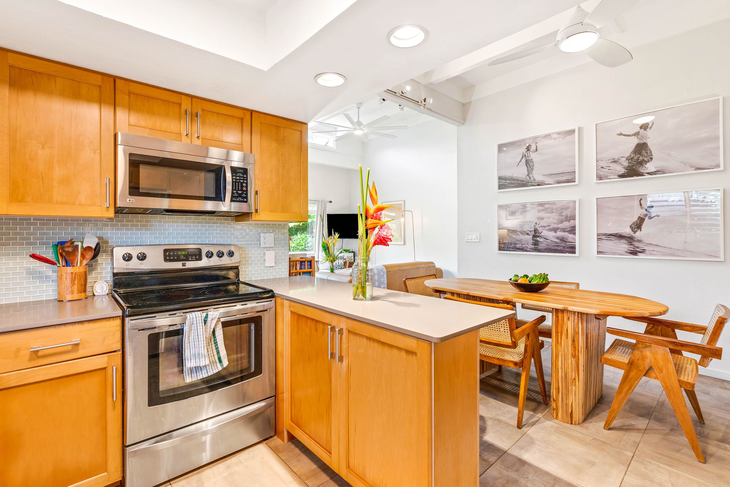 Airy, designer 2 BR w/ 2 lanais close to beaches - Photo 6