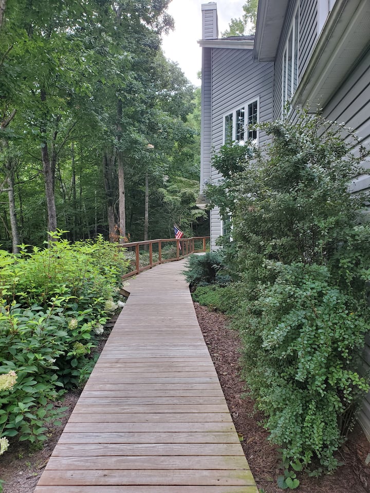 Beautiful Mountain views, wildlife and private. Serviced apartments