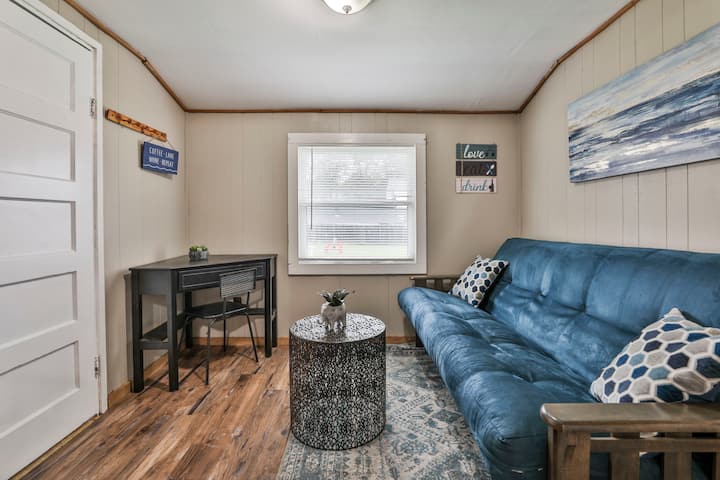 Delightful Cozy Cottage In Laconia - Laconia, NH