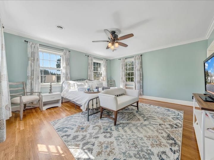 The Oakdale InnSuite 2A with private bathroom Houses for Rent in