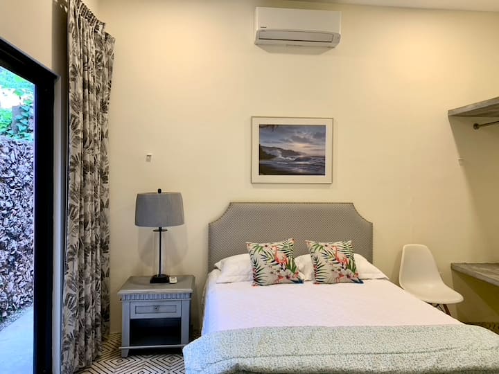 Საძინებელი დიდი საწოლითა და სამუშაო მაგიდით