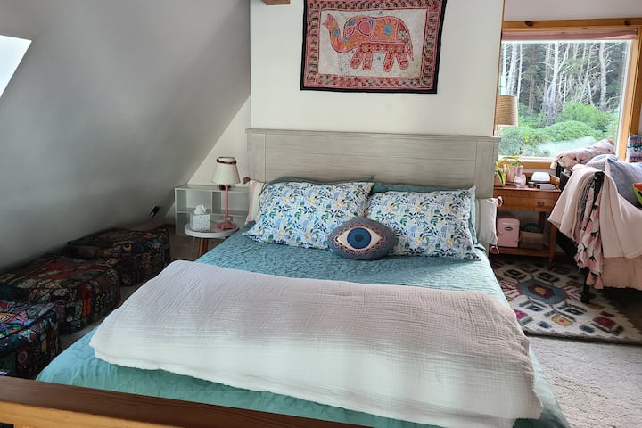 Comfy queen waking up to the best "from-your-bed" ocean view!! Want to stay up here all day? Mini-mini fridge for your beverage & snack. 