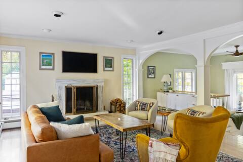 Spacious 5-bed with hot tub, 12 min to Sugarbush