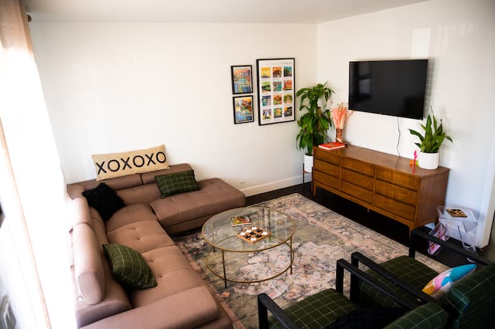 Dhomë ndenjeje me ulëse të bollshme. 