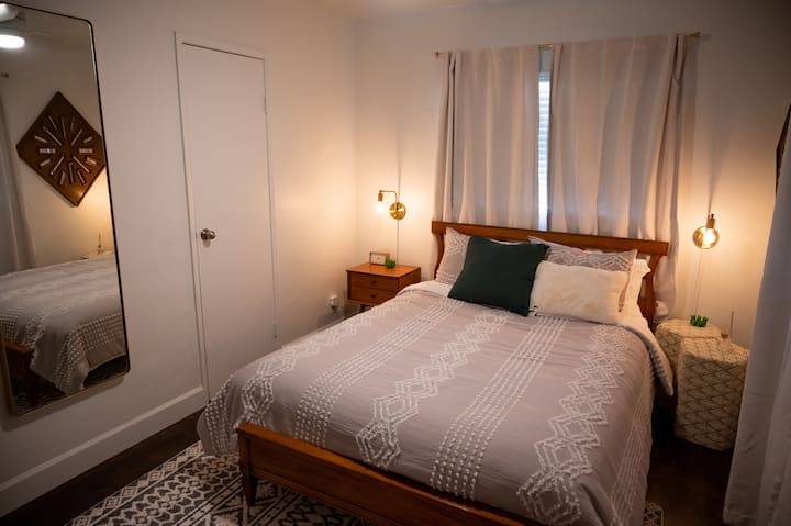 Dhoma e gjumit #1 në pjesën e pasme të shtëpisë. Televizor i madh me ekran të sheshtë, dollap dhe dollap. 