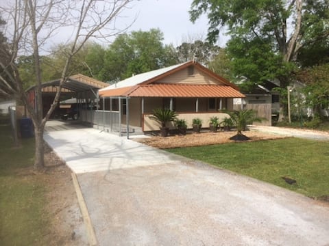 The Starlin House, 2 Bed W/Private parking & Patio