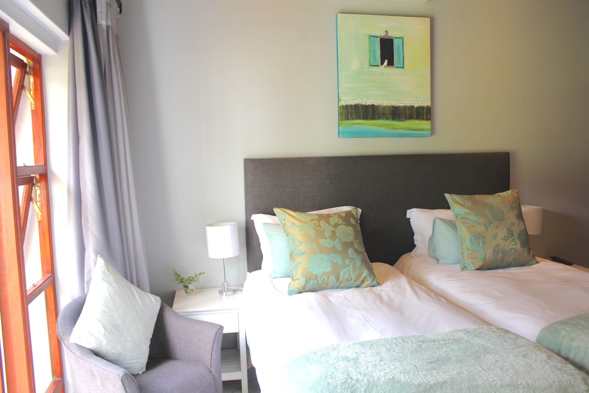 Chumba cha kulala kilicho na vitanda pacha au chaguo la ukubwa wa King kwa ombi.