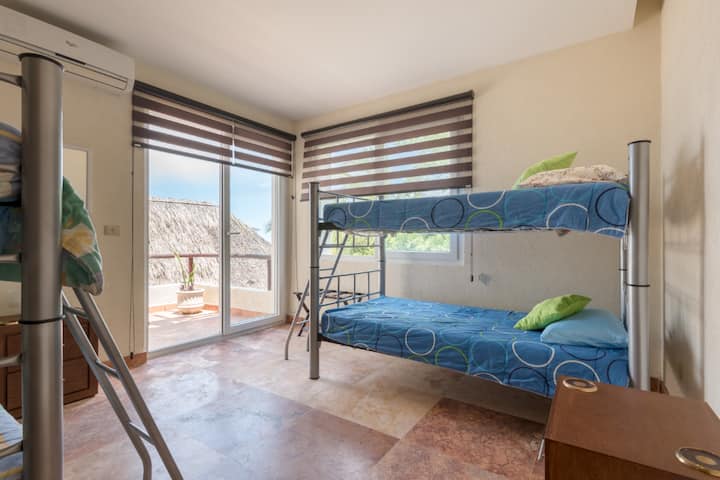 卧室配备两张单人床双层床（共4张单人床）和私人阳台