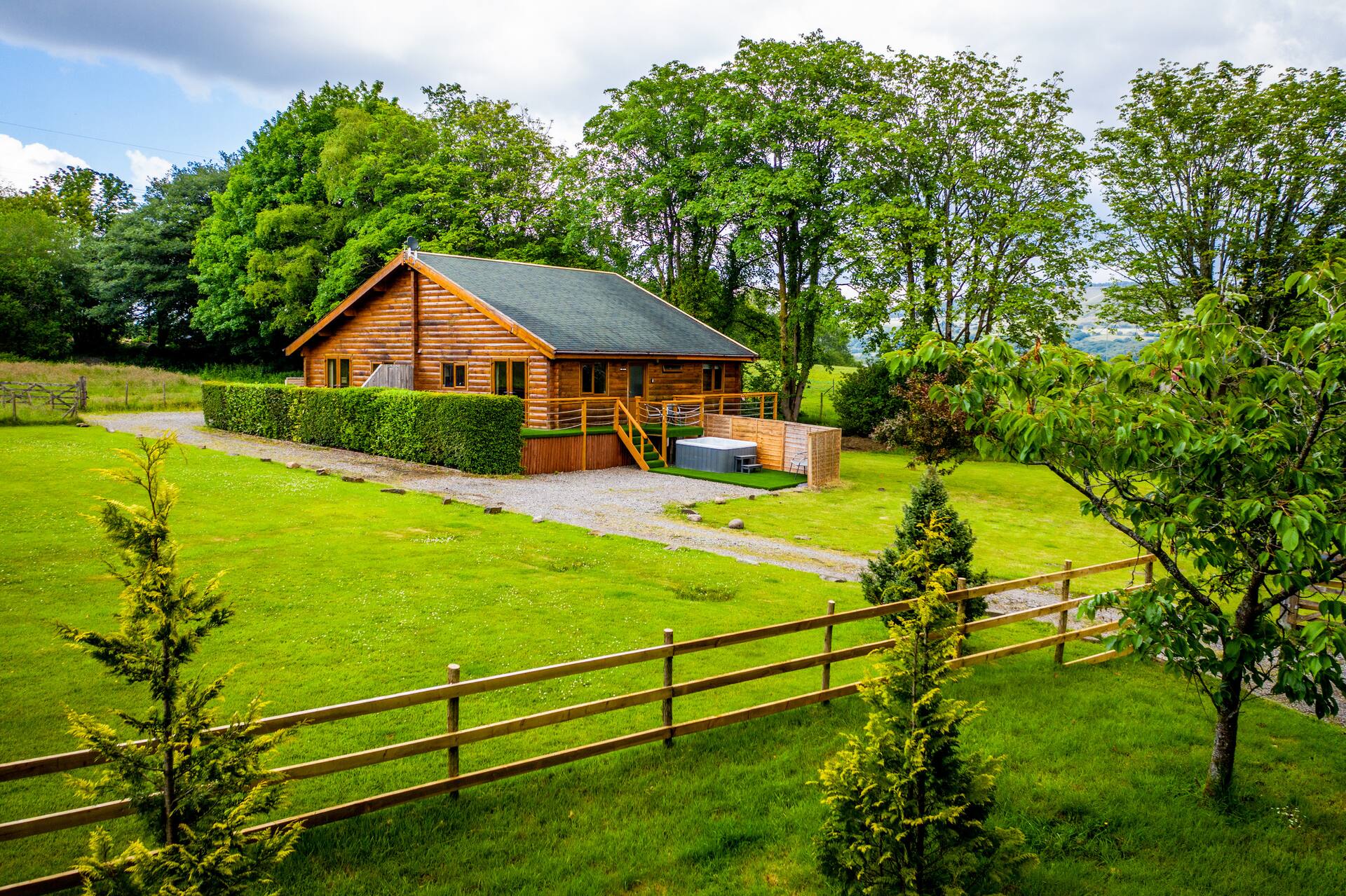Pine lodge: Beautiful log cabin with hot tub
