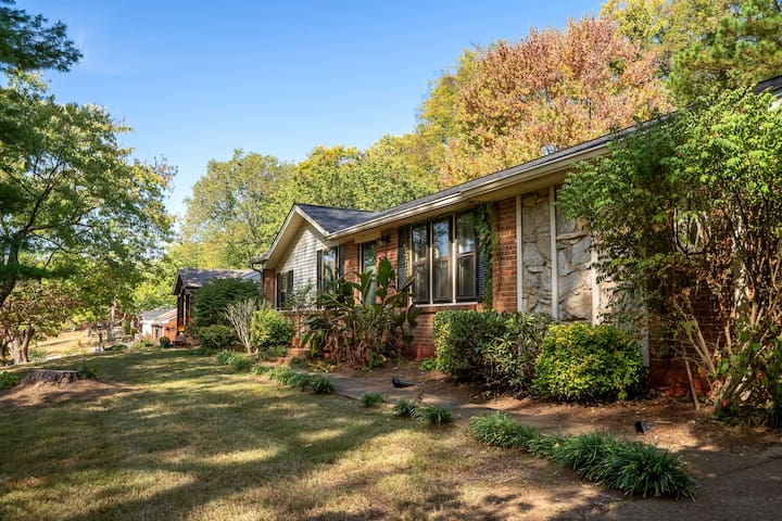 Cozy 3BR Home, ~15 min to Downtown & Dogs OK!