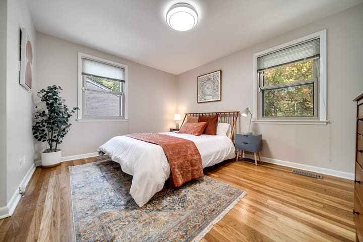 Ეს არის ჩვენი ძირითადი საძინებლის ფოტო. Ამ ოთახში, ასევე, არის ნახევრად სააბაზანო . Დაუსვით შეკითხვები საცხოვრებელთან დაკავშირებით.