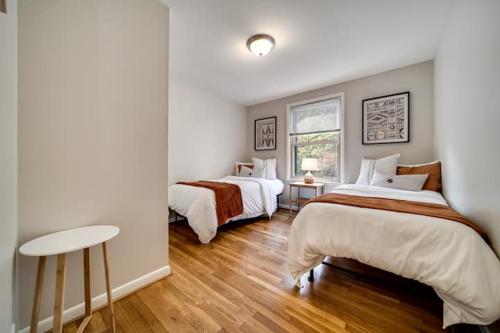 Წარმოგიდგენთ მესამე საძინებლის სურათს. Ამ საძინებელში არის ორი ორადგილიანი საწოლი. Მოგვწერეთ ნებისმიერი შეკითხვით!