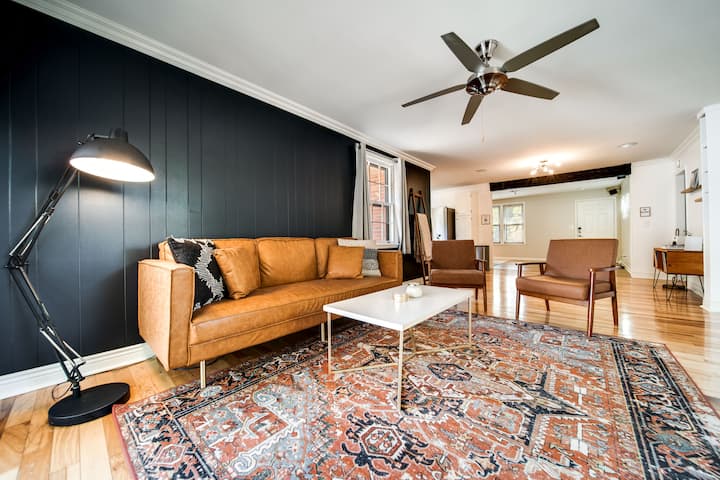 Კეთილი იყოს თქვენი მობრძანება ჩვენს სახლში,  რომელსაც სიყვარულით ვუწოდებთ The Music Box-ს!  
Დაისვენეთ დივანზე, უყურეთ ტელევიზორს ან მოუსმინეთ ჩანაწერების დამკვრელს. Მოხარული ვართ, რომ ფიქრობთ, დარჩით ჩვენს სახლში, ტენესის შტატში.

Ეს არის მისაღები ოთახის სივრცის ხედი.