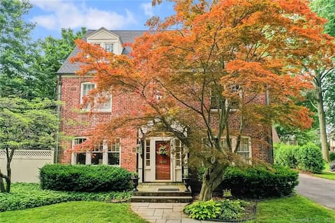 Beautiful 5 Bedroom West Hartford House!