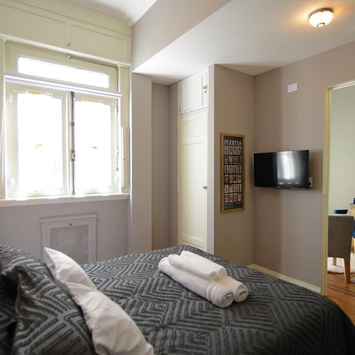 غرفة النوم الأمامية ونافذة الشارع. 