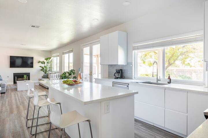 Modern 5BR Escape w/ Pool & Spa – 7 Min to Strip gallery image 4