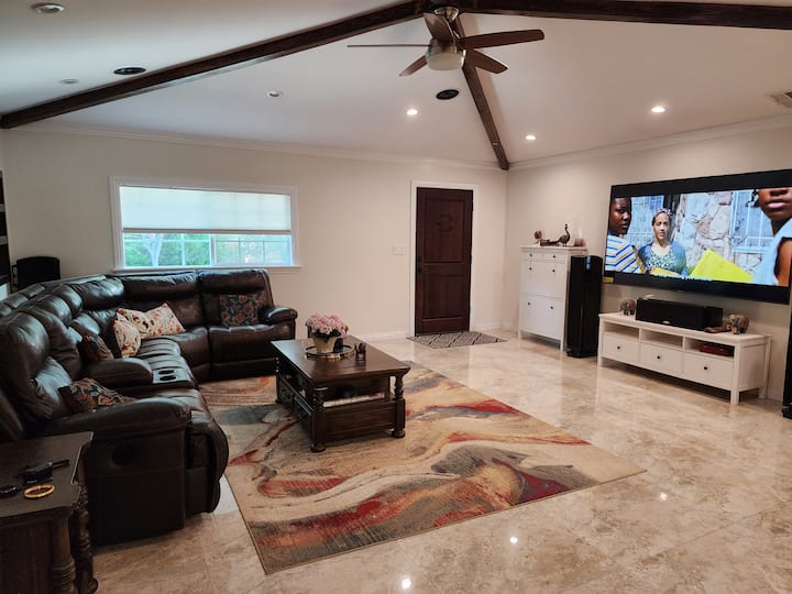 ผ่อนคลายและเชื่อมต่อในที่พักรูปตัว L แบบเปิดโล่งนี้! มารวมตัวกันในห้องนั่งเล่นให้ความบันเทิงในพื้นที่รับประทานอาหารหรือดูหนังในห้องดูทีวีเหมาะสำหรับการสังสรรค์
