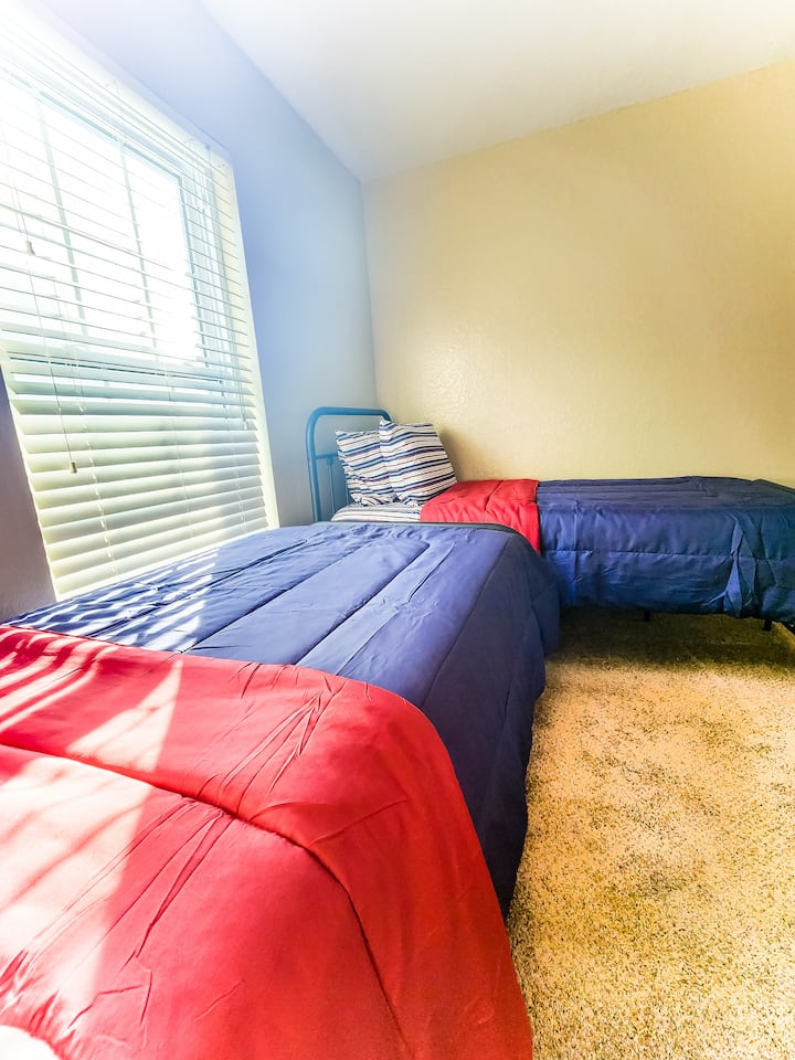 Tercer dormitorio: con dos camas individuales, televisores y mucho espacio en el armario.